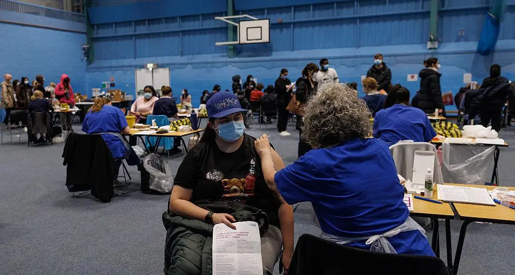 Epidemia di meningite in Inghilterra, salgono a 34 i casi: centinaia in fila per il vaccino\n