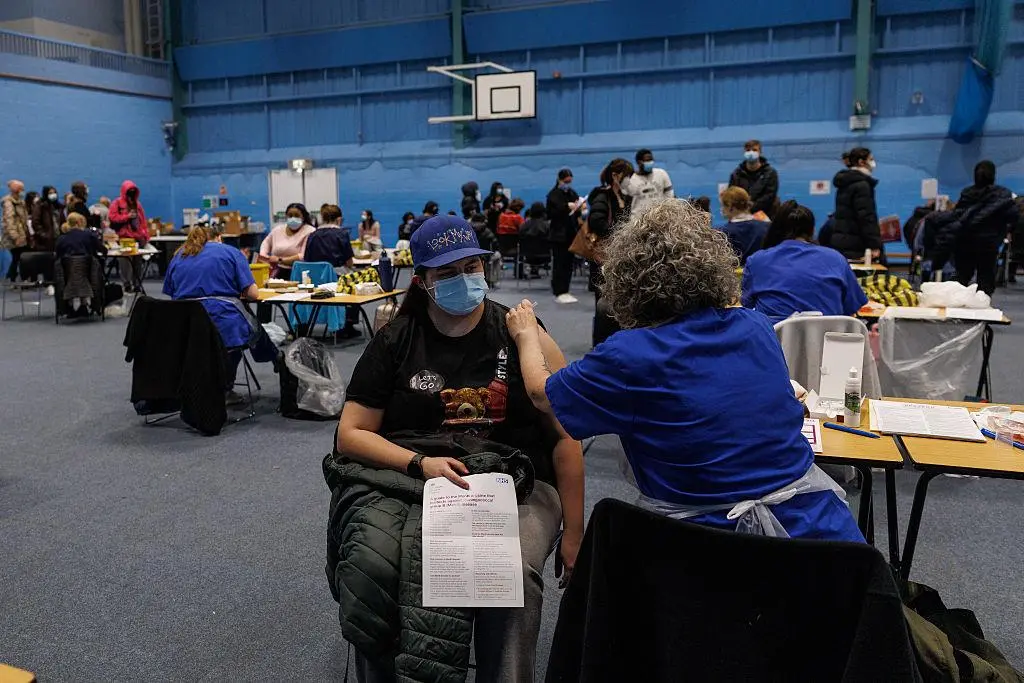 Epidemia di meningite in Inghilterra, salgono a 34 i casi: centinaia in fila per il vaccino\n