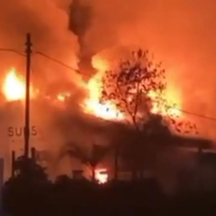 Incendio al Sunset Beach Club di Palmi, arrestati due 47enni sospettati di aver appiccato il fuoco\n