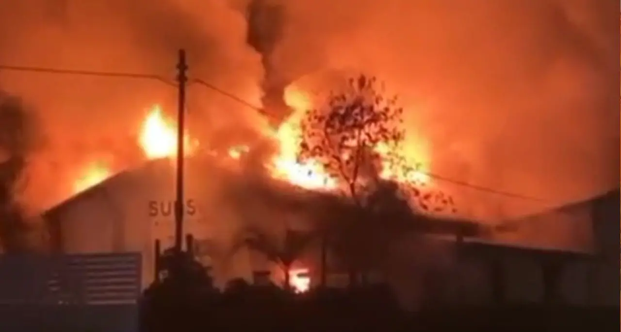 Incendio al Sunset Beach Club di Palmi, arrestati due 47enni sospettati di aver appiccato il fuoco\n