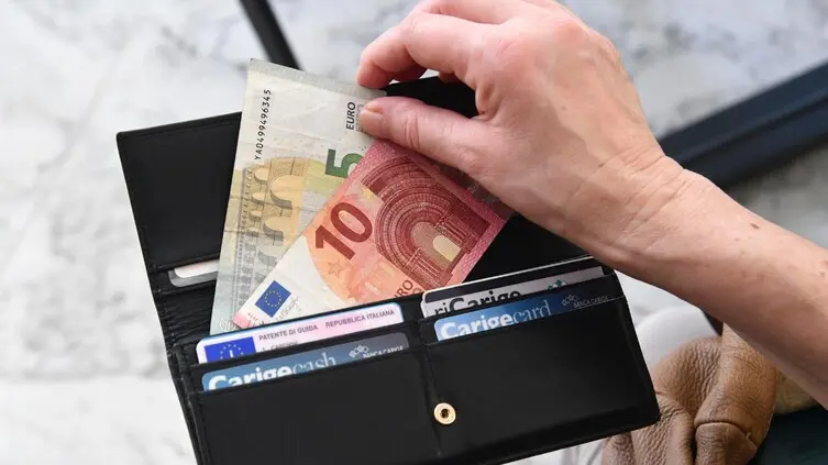 <p>A Vibo <span style=\"color:hsl(0, 75%, 60%);\">appena 16mila euro</span> di reddito pro capite, la metà del Nord: la Calabria cresce un po' ma resta ultima</p>