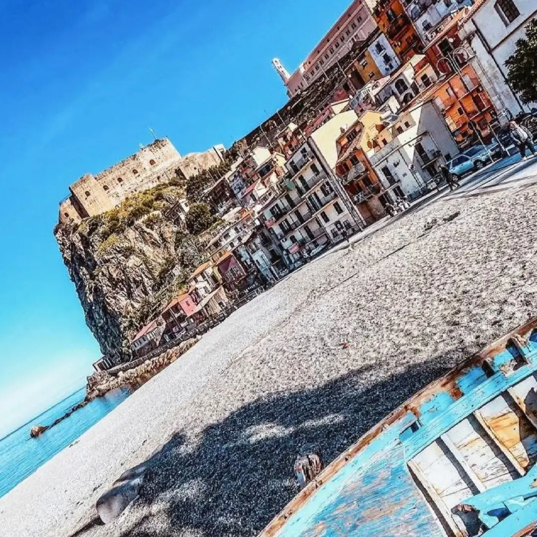 Sotto lo sguardo del castello, il respiro del mare\n