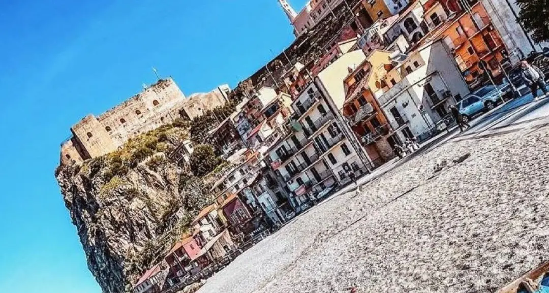 Sotto lo sguardo del castello, il respiro del mare\n