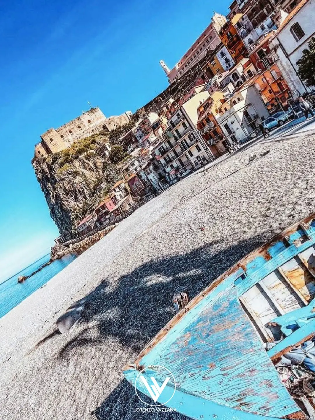 Sotto lo sguardo del castello, il respiro del mare\n