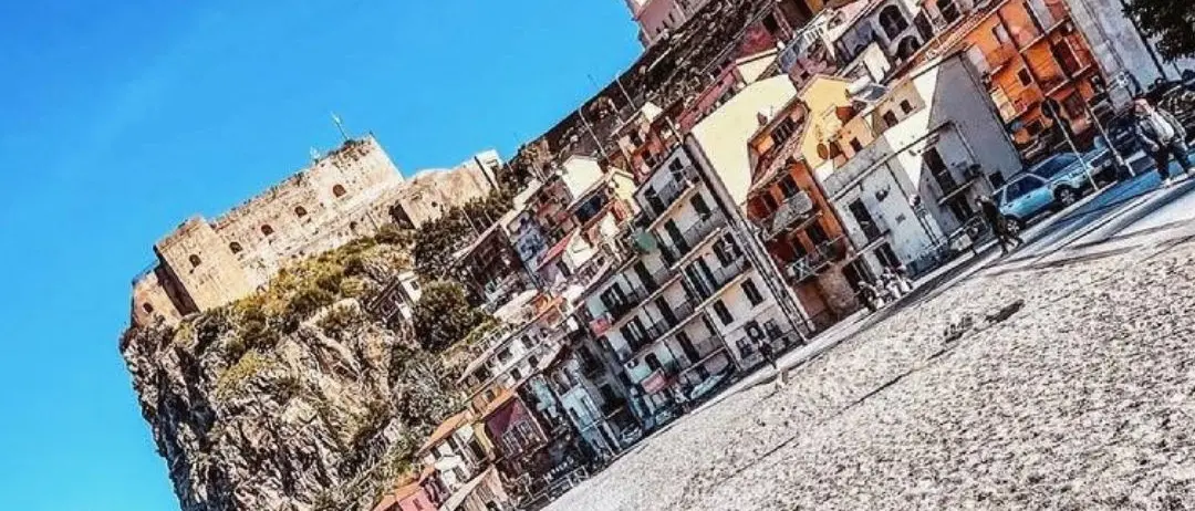Sotto lo sguardo del castello, il respiro del mare\n