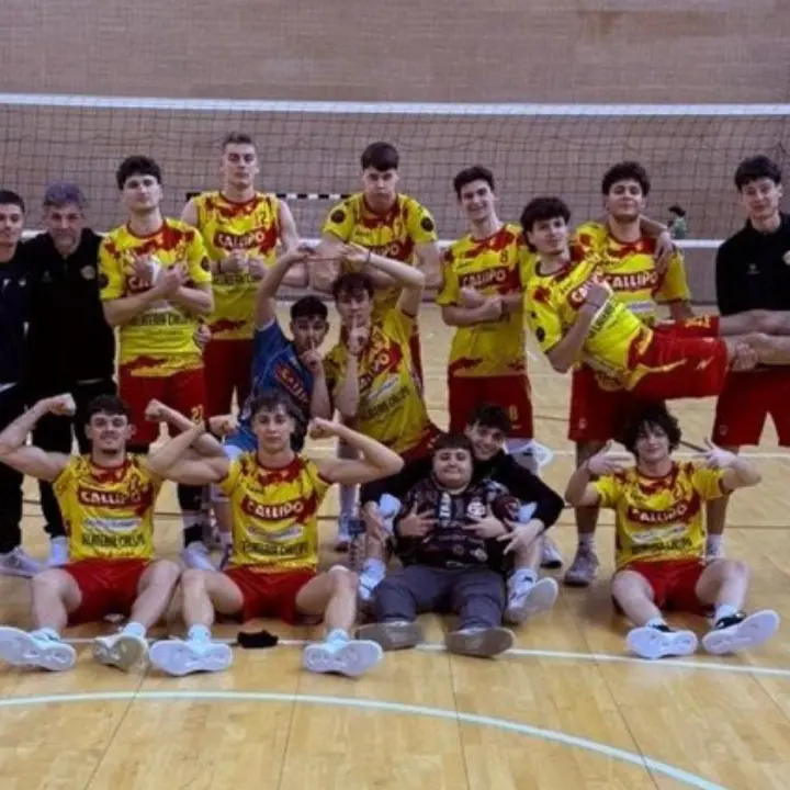 <p>Tonno Callipo maschile, 3-0 esterno a Palermo e aggancio al primo posto. Coach Lanci: «Restiamo coi piedi per terra»</p>