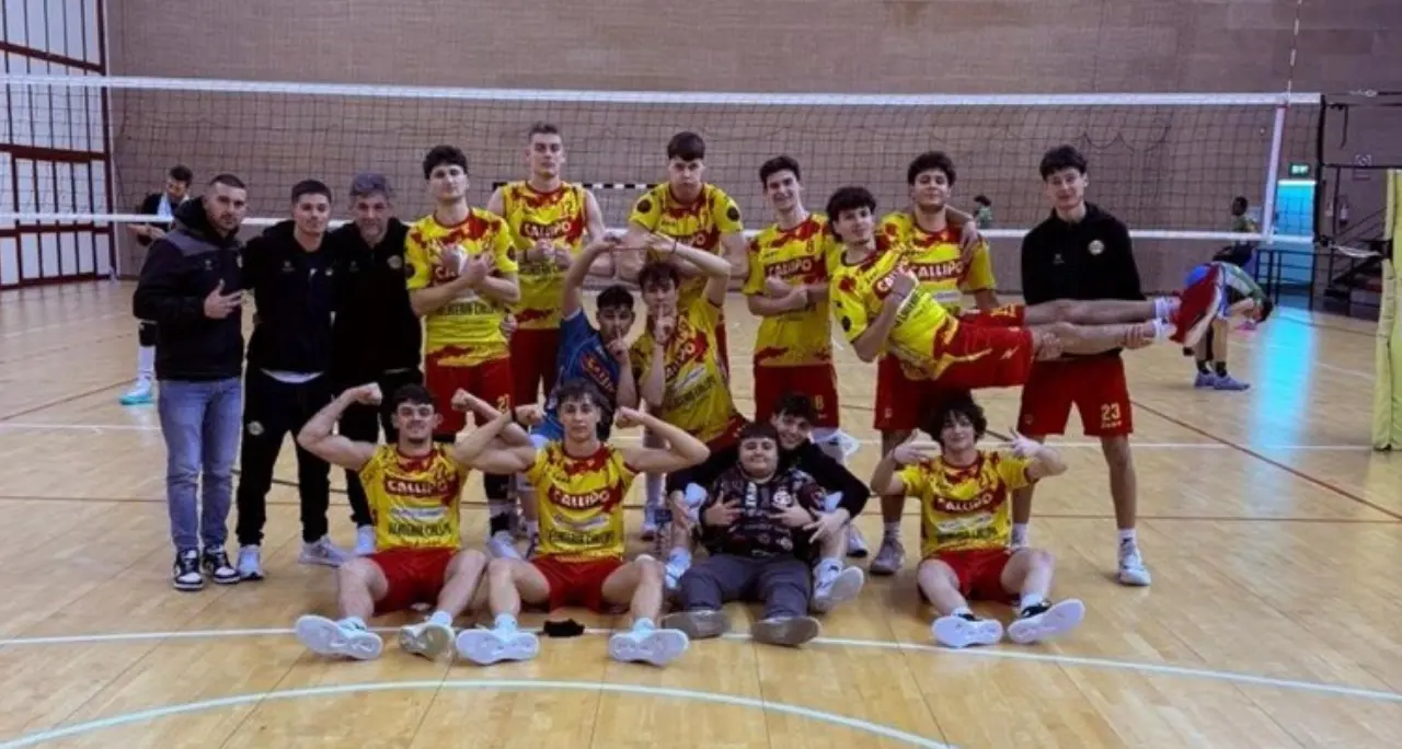 <p>Tonno Callipo maschile, 3-0 esterno a Palermo e aggancio al primo posto. Coach Lanci: «Restiamo coi piedi per terra»</p>