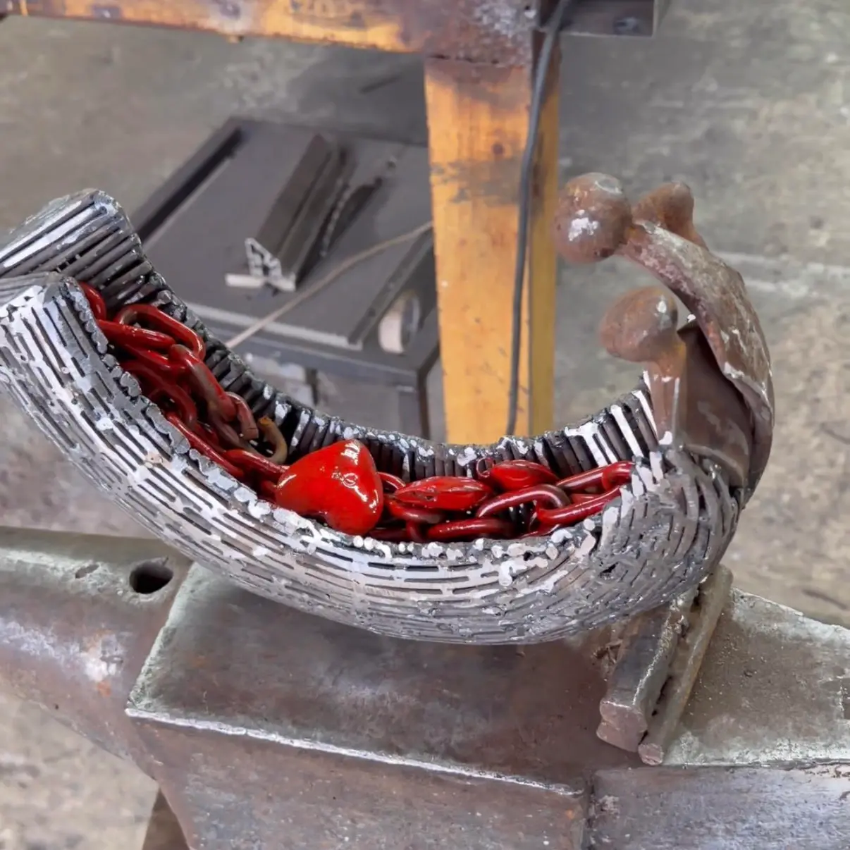 Dagli scarti alla dignità, il simbolo di Catanzaro entra nell’opera di Loreti