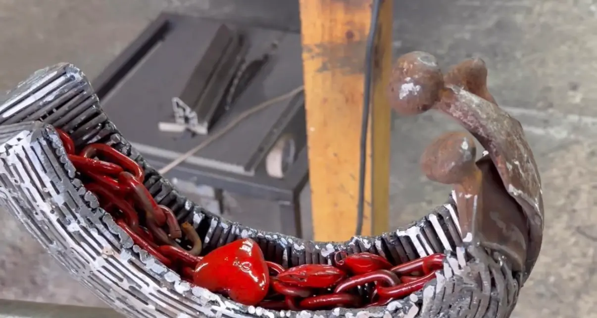 Dagli scarti alla dignità, il simbolo di Catanzaro entra nell’opera di Loreti