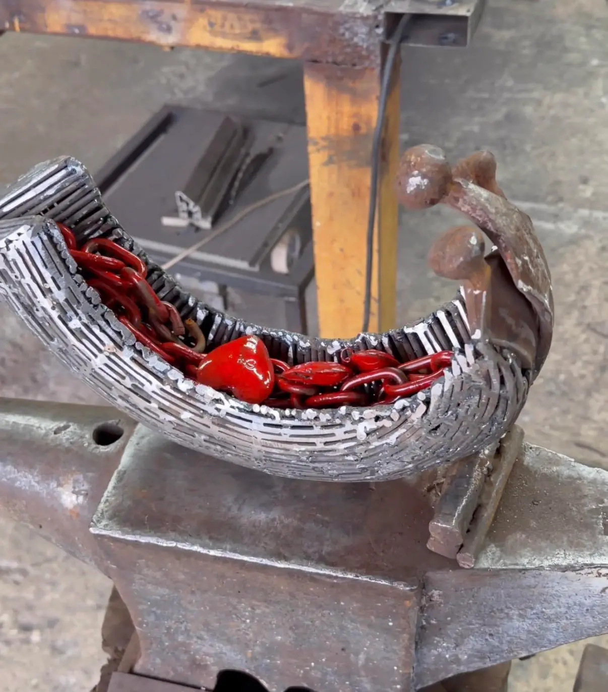 Dagli scarti alla dignità, il simbolo di Catanzaro entra nell’opera di Loreti