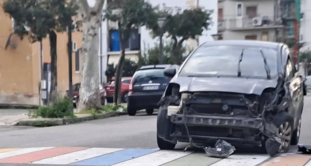 Rossano, scontro tra tre auto in via Nazionale: un conducente finisce in ospedale\n