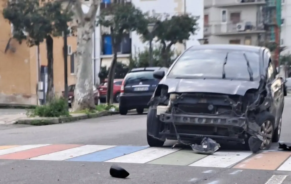 Rossano, scontro tra tre auto in via Nazionale: un conducente finisce in ospedale\n