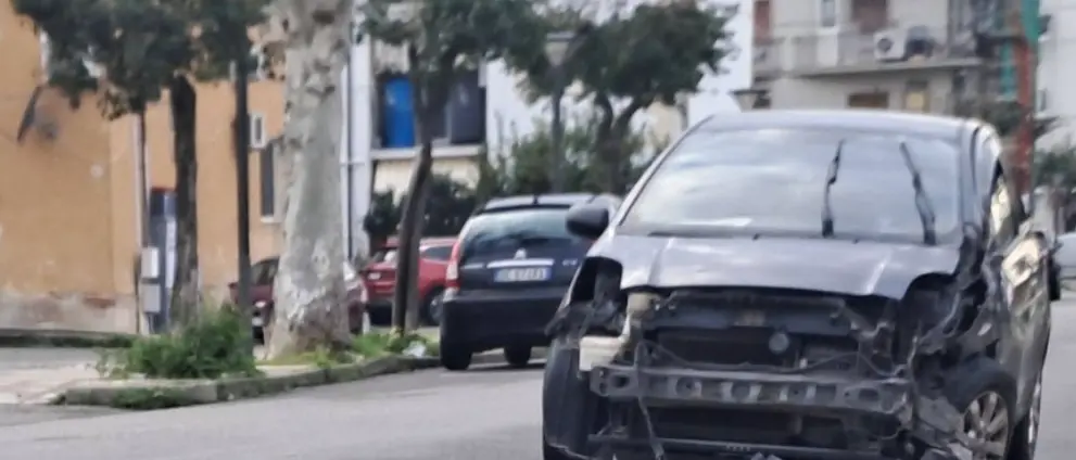 Rossano, scontro tra tre auto in via Nazionale: un conducente finisce in ospedale\n