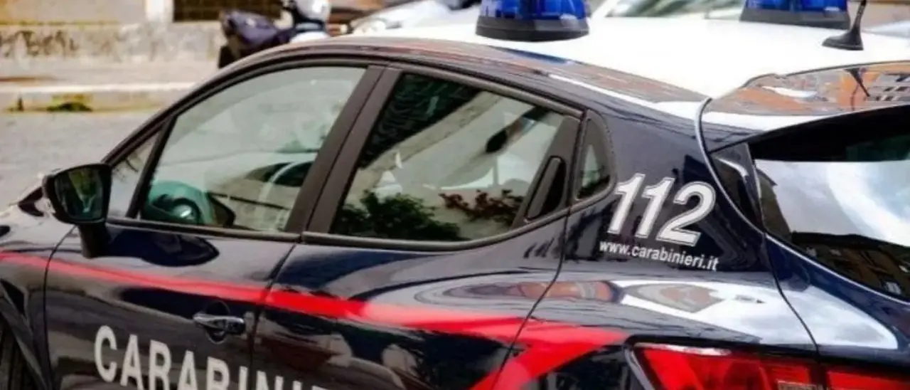 Davoli, l’incendio di un’auto coinvolge un’abitazione: carabinieri eroi salvano una donna impossibilitata a camminare\n