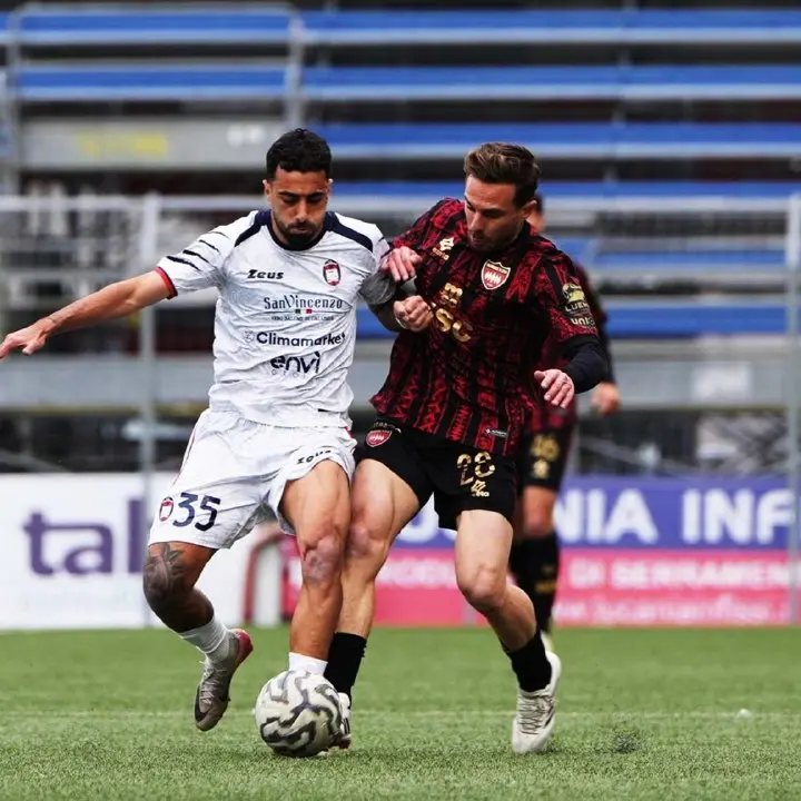 Sorrento-Crotone 2-2, un rigore di Musso nel recupero regala il pareggio ai pitagorici\n