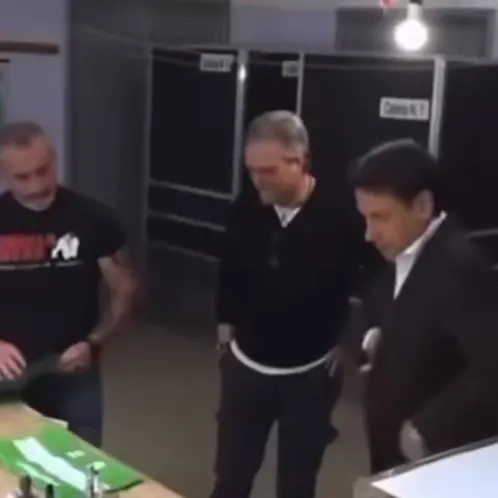 Ops! Giuseppe Conte va a votare ma dimentica la tessera elettorale, imprevisto al seggio per il referendum\n