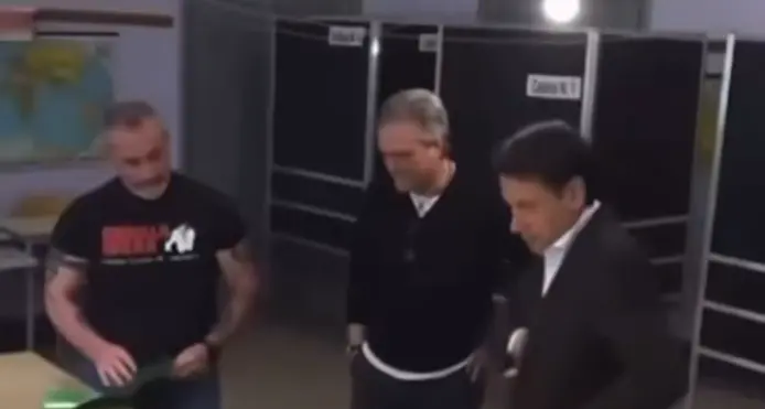 Ops! Giuseppe Conte va a votare ma dimentica la tessera elettorale, imprevisto al seggio per il referendum\n