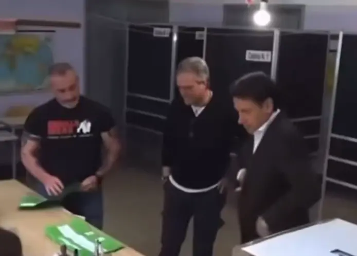 Ops! Giuseppe Conte va a votare ma dimentica la tessera elettorale, imprevisto al seggio per il referendum\n