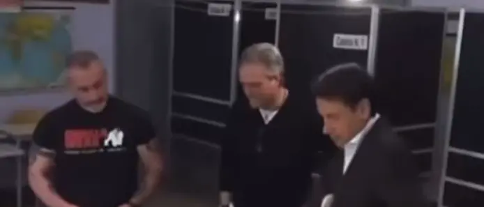 Ops! Giuseppe Conte va a votare ma dimentica la tessera elettorale, imprevisto al seggio per il referendum\n