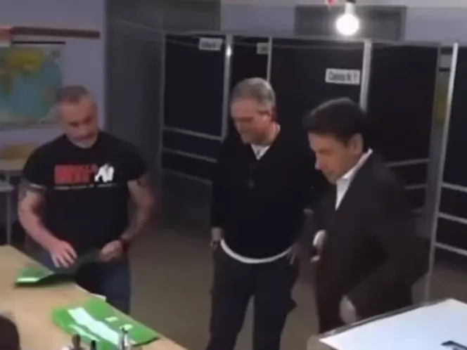 Ops! Giuseppe Conte va a votare ma dimentica la tessera elettorale, imprevisto al seggio per il referendum