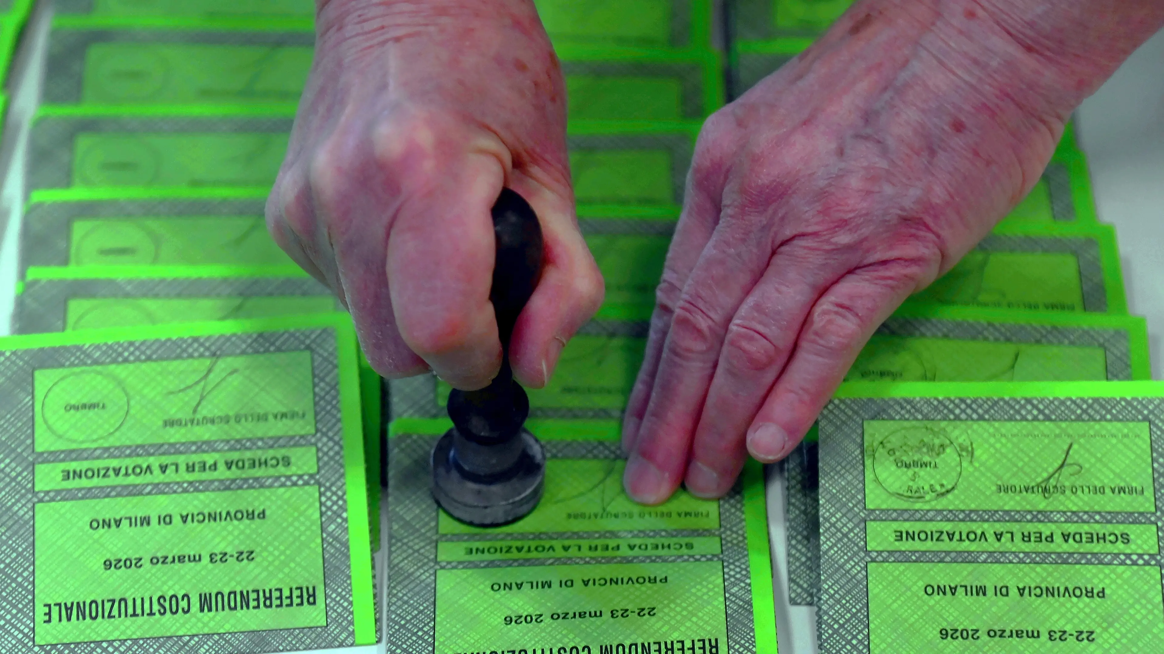 <p>Referendum giustizia, affluenza oltre le previsioni: si profila un testa a testa tra il Sì e il No</p>