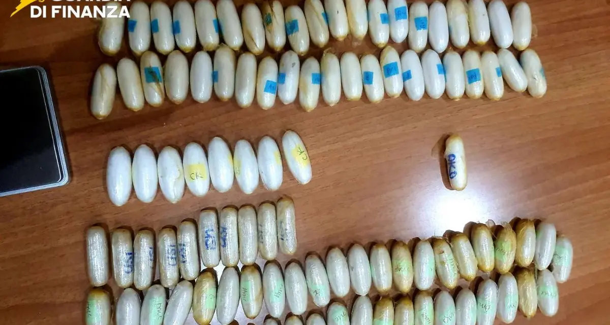 Napoli, arrestato ovulatore alla stazione Centrale con oltre 120 ovuli di eroina e cocaina\n