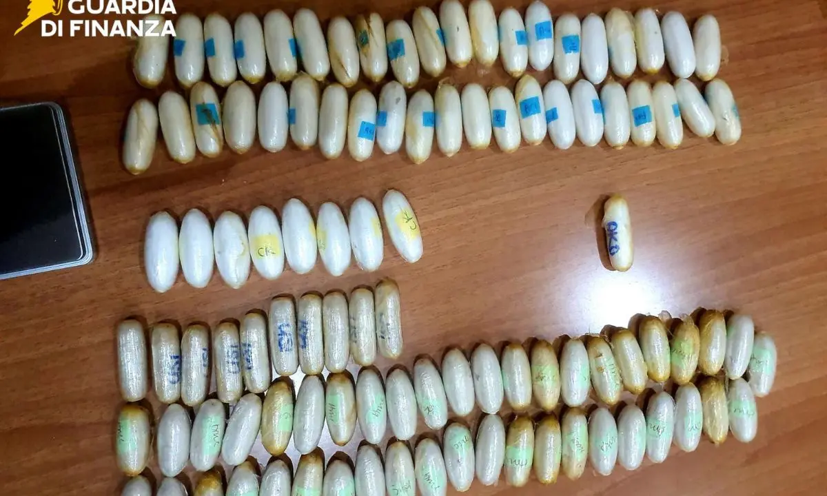 Napoli, arrestato ovulatore alla stazione Centrale con oltre 120 ovuli di eroina e cocaina\n