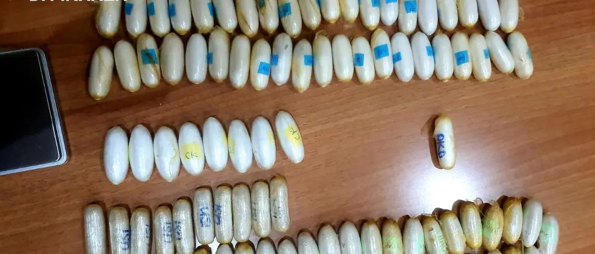 Napoli, arrestato ovulatore alla stazione Centrale con oltre 120 ovuli di eroina e cocaina\n