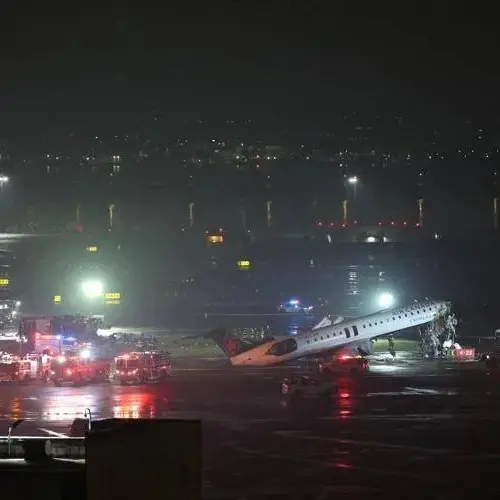 Incidente all'aeroporto LaGuardia di New York, aereo in fase di atterraggio si scontra con un veicolo: morti pilota e copilota\n