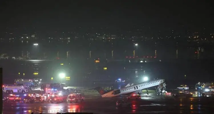 Incidente all'aeroporto LaGuardia di New York, aereo in fase di atterraggio si scontra con un veicolo: morti pilota e copilota\n