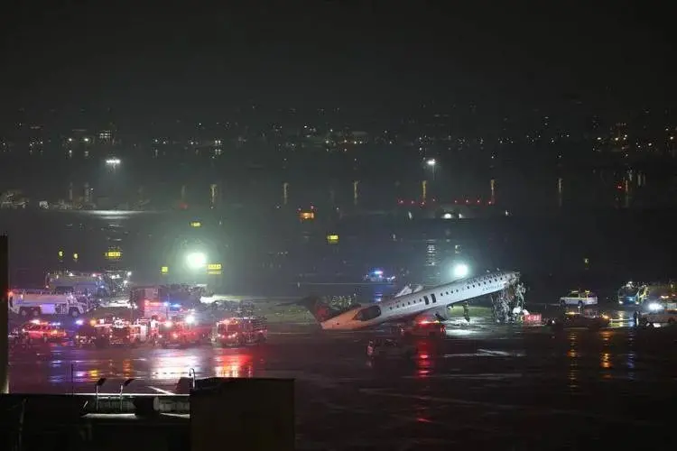 Incidente all'aeroporto LaGuardia di New York, aereo in fase di atterraggio si scontra con un veicolo: morti pilota e copilota\n