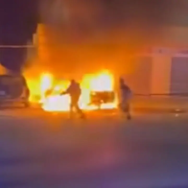 <p>Paura nella notte a Gioia Tauro, incendio distrugge due auto: sul posto vigili del fuoco e carabinieri</p>