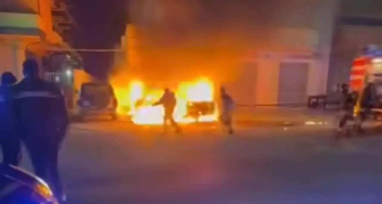 Paura nella notte a Gioia Tauro, incendio distrugge due auto: sul posto vigili del fuoco e carabinieri\n