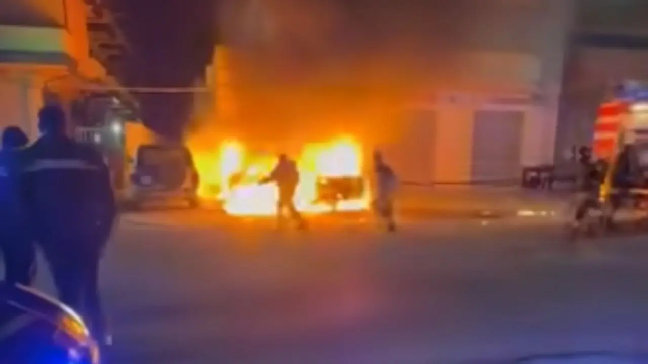 Paura nella notte a Gioia Tauro, incendio distrugge due auto: sul posto vigili del fuoco e carabinieri\n