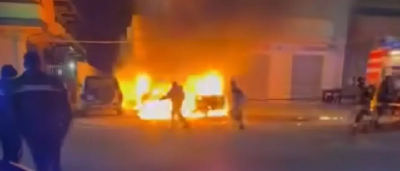 Paura nella notte a Gioia Tauro, incendio distrugge due auto: sul posto vigili del fuoco e carabinieri\n