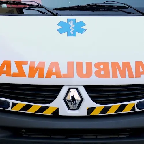 Paura sulla Statale 18, auto si ribalta tra Scalea e San Nicola Arcella: ferito il conducente\n