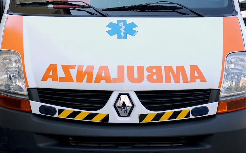 Paura sulla Statale 18, auto si ribalta tra Scalea e San Nicola Arcella: ferito il conducente\n