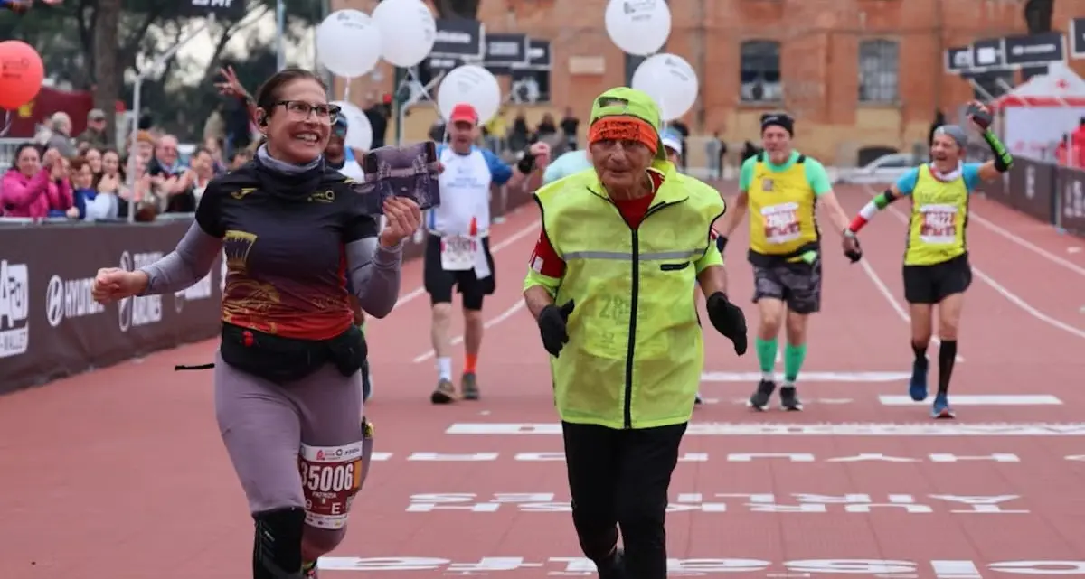 <p>Il 93enne calabrese Antonio Rao completa la maratona di Roma: «È stata dura ma <span style=\"color:hsl(0, 75%, 60%);\">sono di nuovo qui</span>»</p>