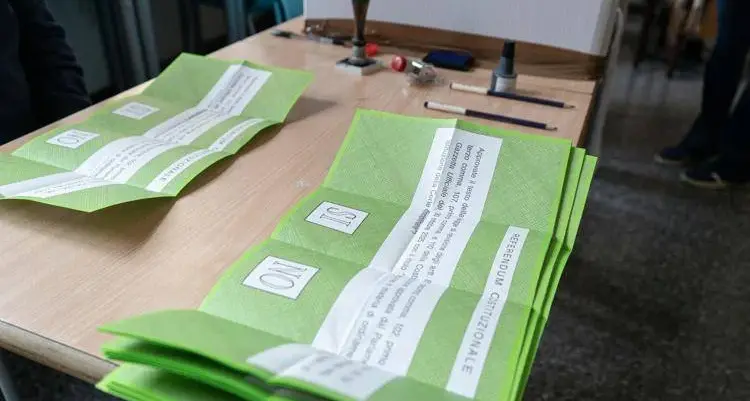 <p>Referendum, nel Vibonese il No si rafforza: <span style=\"color:hsl(0, 75%, 60%);\">oltre 15 punti di vantaggio </span>con un quarto delle sezioni già scrutinate</p>