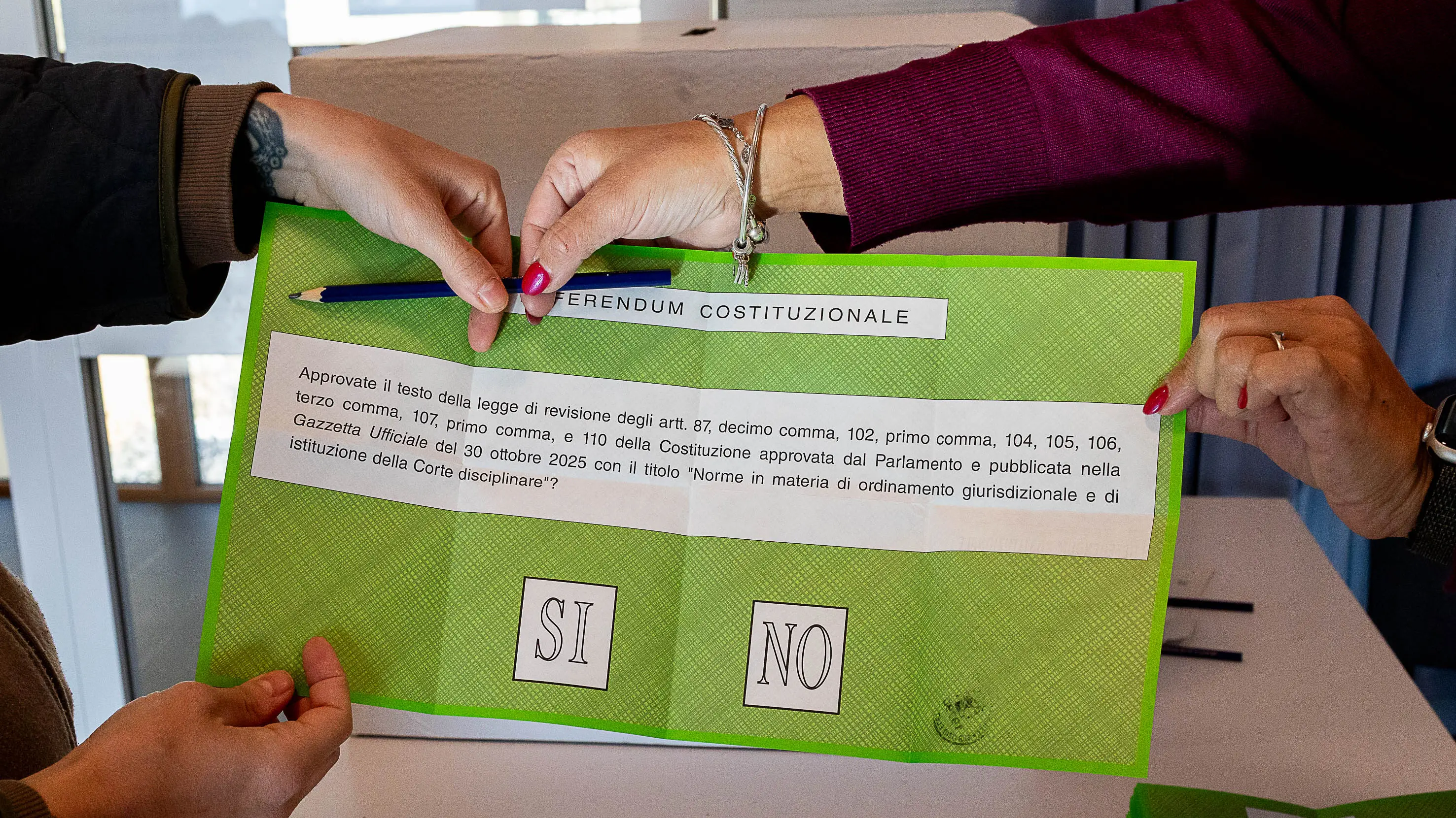 Trento, seggi elettorali Referendum Giustizia Nella foto: Votanti al seggio , Aaron Giordani