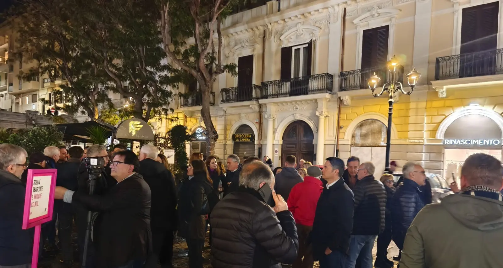 <p>Dal brindisi in piazza alla riflessione, <span style=\"color:hsl(0, 75%, 60%);\">Lombardo si gode il No</span>: «Scelta consapevole a difesa della Costituzione»</p>