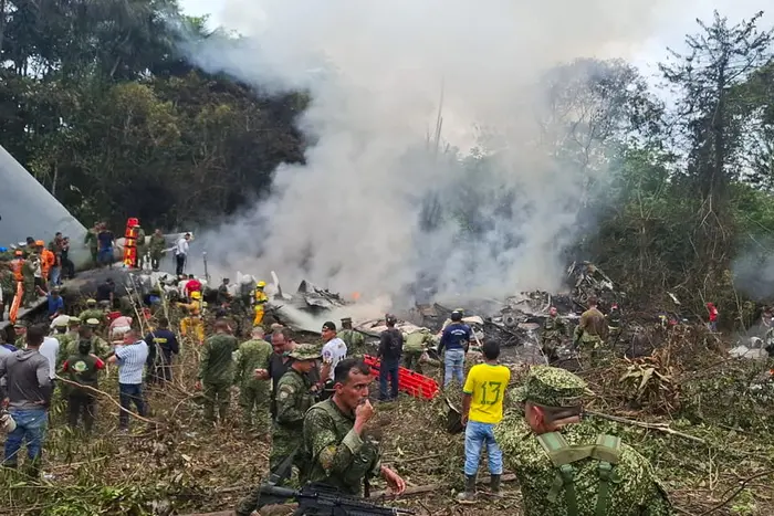 Si schianta un aereo militare colombiano: 66 morti e decine di feriti, a bordo erano in 125\n