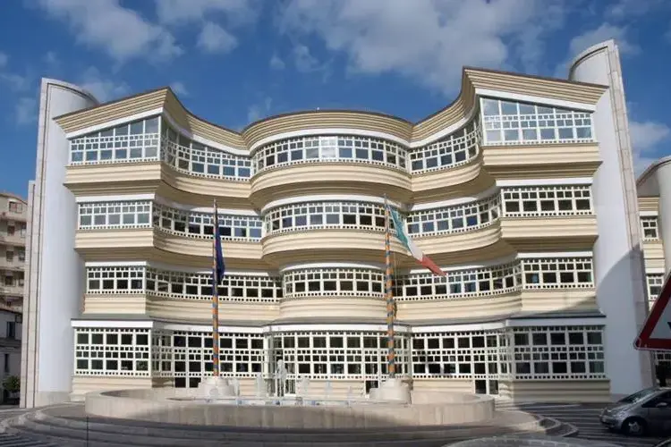 Al Politeama di Catanzaro ripartono le visite guidate drammatizzate: un racconto in movimento tra arte, memoria e territorio\n