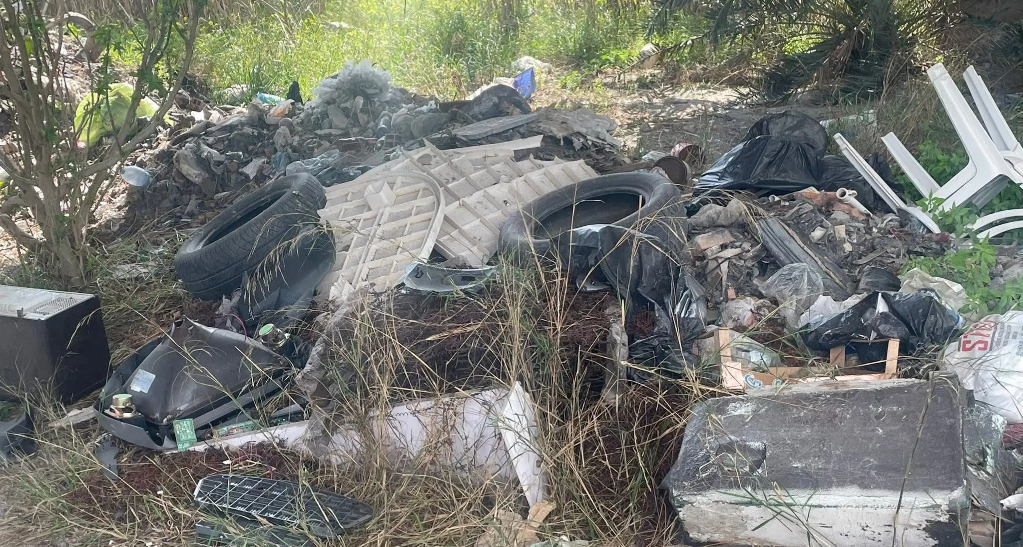 A Cirò Marina il torrente Lipuda assediato dai rifiuti abbandonati: la Regione sollecita il Comune a intervenire\n