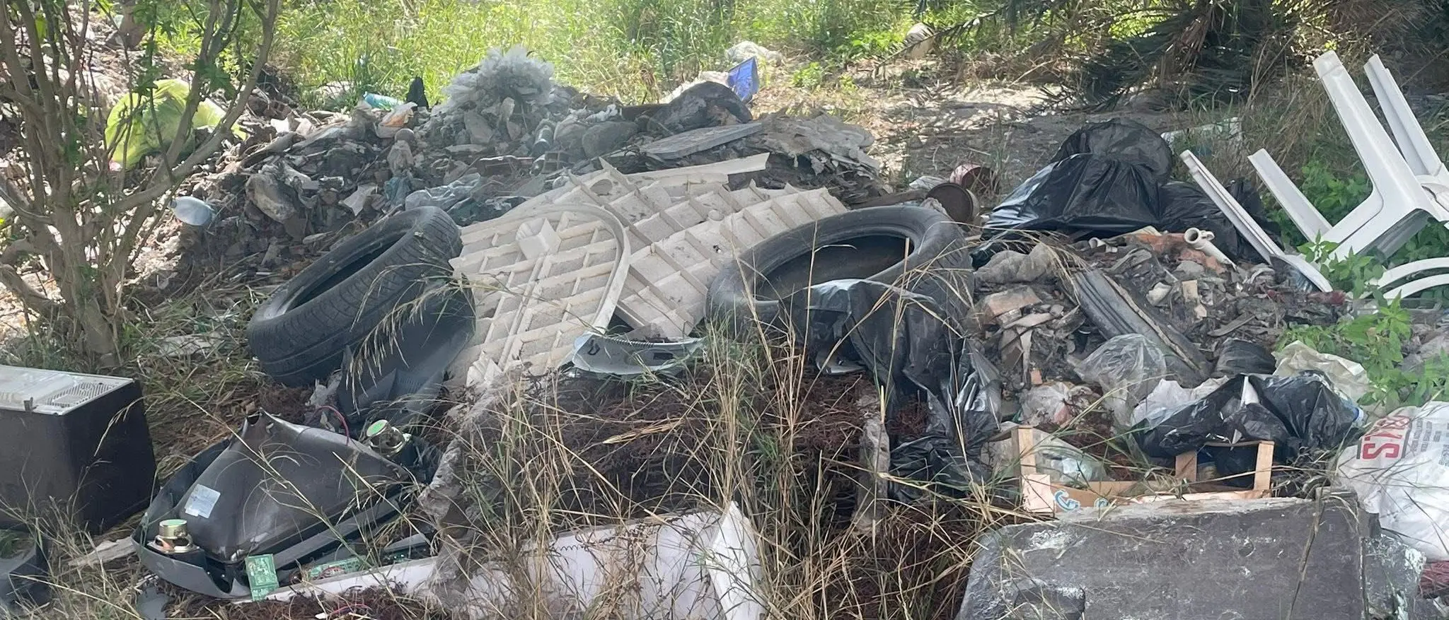 A Cirò Marina il torrente Lipuda assediato dai rifiuti abbandonati: la Regione sollecita il Comune a intervenire\n