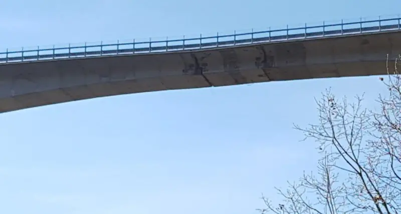 Celico, un uomo si è lanciato\u00A0dal ponte. Dramma sul viadotto Cannavino\n