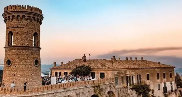 «Ad agosto non sono mai stato altrove»,\u00A0Caccuri simbolo di restanza:\u00A0il paese diventa memoria, identità e futuro\n