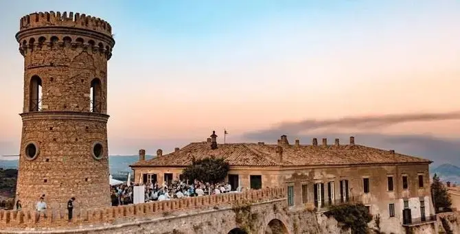«Ad agosto non sono mai stato altrove»,\u00A0Caccuri simbolo di restanza:\u00A0il paese diventa memoria, identità e futuro\n