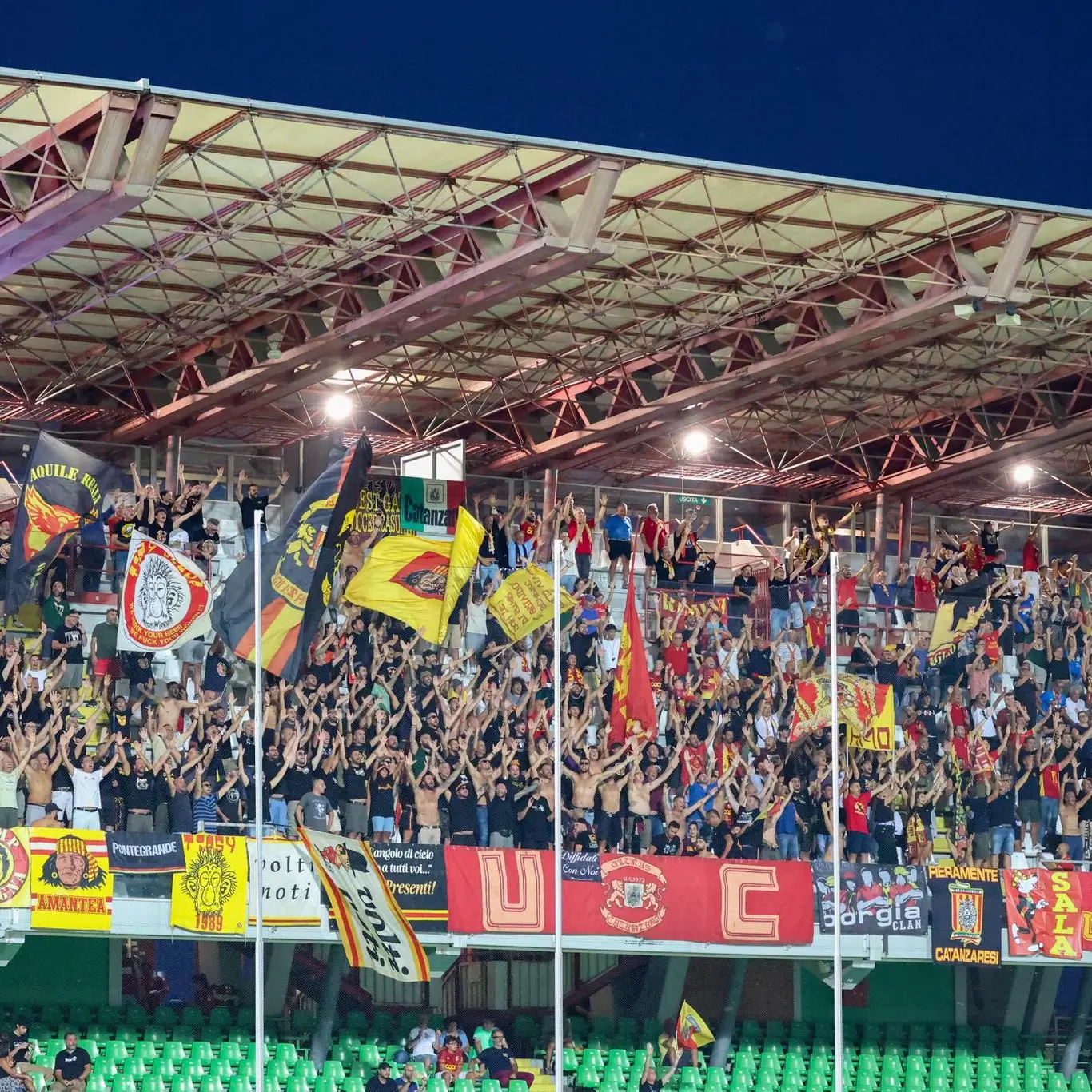 Scontri prima della\u00A0gara di\u00A0Cesena,\u00A0divieto di trasferta ai residenti a Catanzaro per il match dell’11 aprile con\u00A0l’Avellino\n