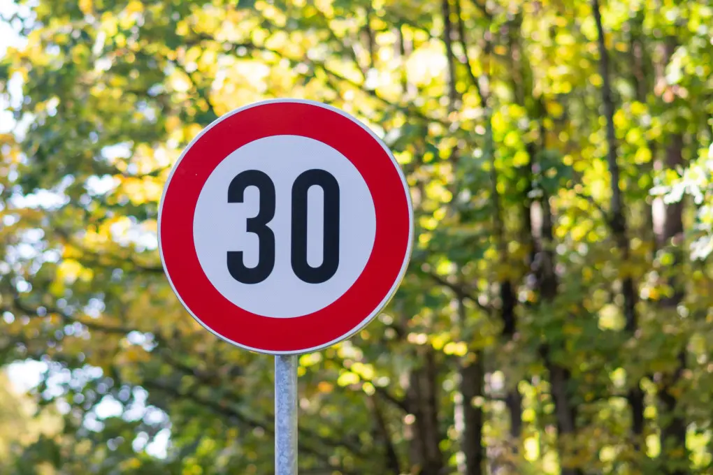 Cosenza, limite 30 km/h vicino ai passaggi pedonali rialzati: le strade interessate\n